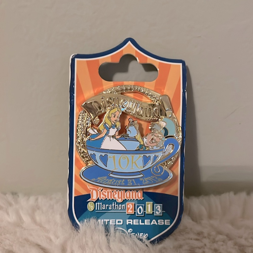 Disney Pins Disneyland 1/2 Marathon 2013 10k Alice in Wonderland